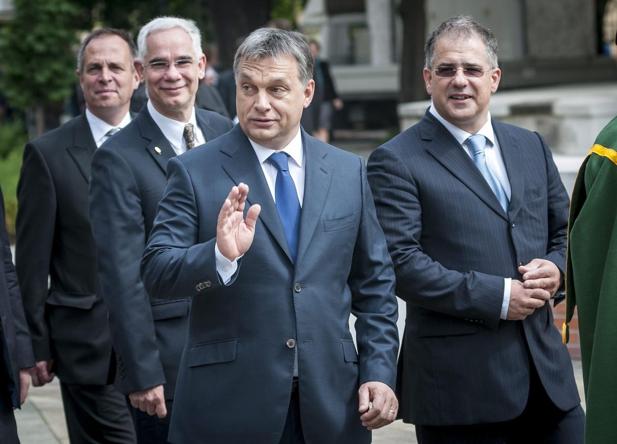 Orbán az istentiszteleten beszélt, a tüntetők az utcán