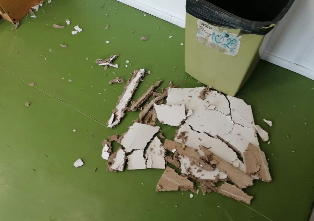 Leszakadt az eső miatt a békásmegyeri Veres Péter Gimnázium plafonjának egy része