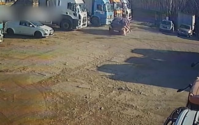 Emberrel a kocsiján száguldott el a tetten ért tolvaj Budapesten – videó