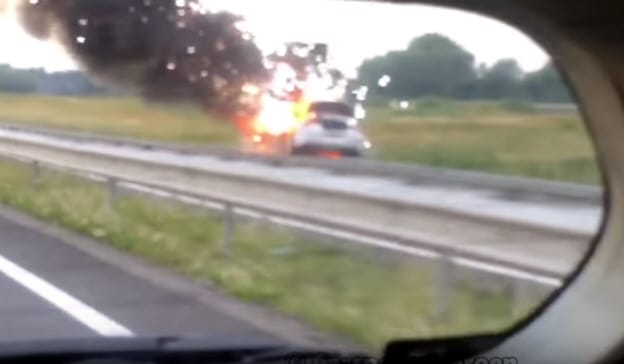 Úgy tűnik a Fisker Karmáknak tényleg a tűz a végzete, megint kigyulladt egy – videó