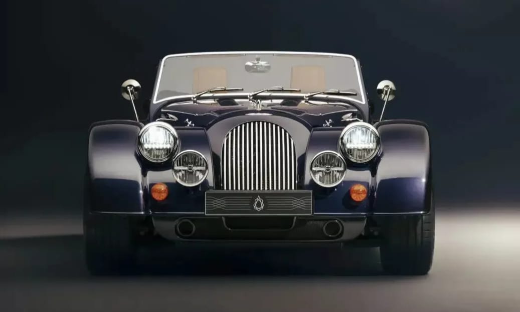 Ősrégi dizájnnal és modern BMW motorral búcsúzik a klasszikus brit sportkocsi