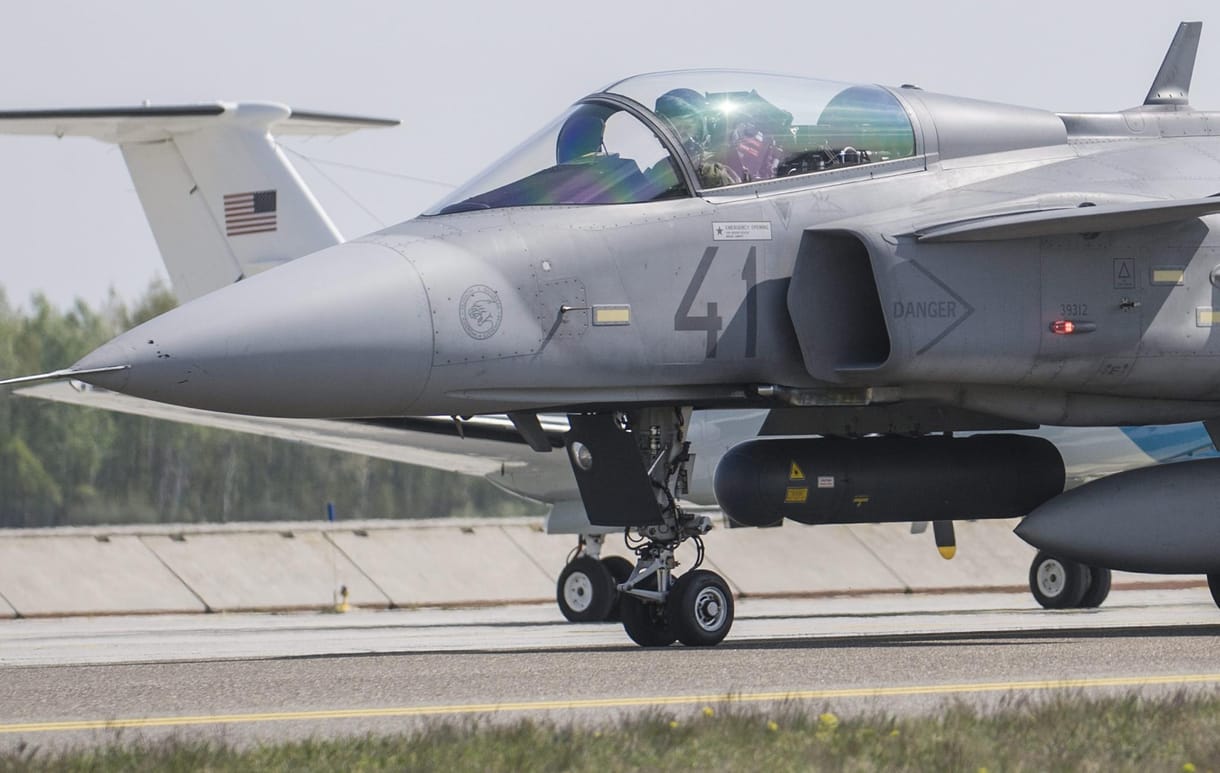 Angol gép miatt riasztották a magyar Gripeneket