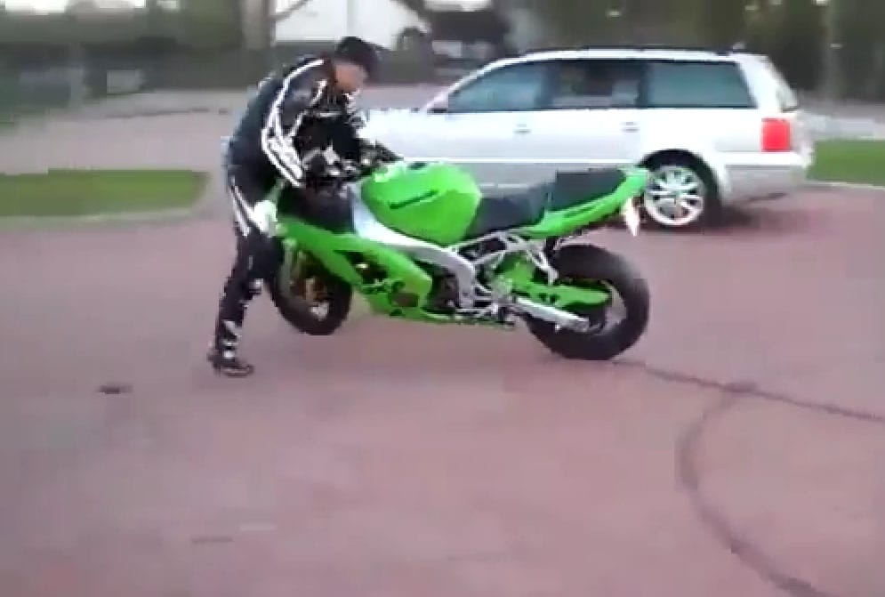 Ezért ne birkózzunk egy méregerős Kawasakival - videó