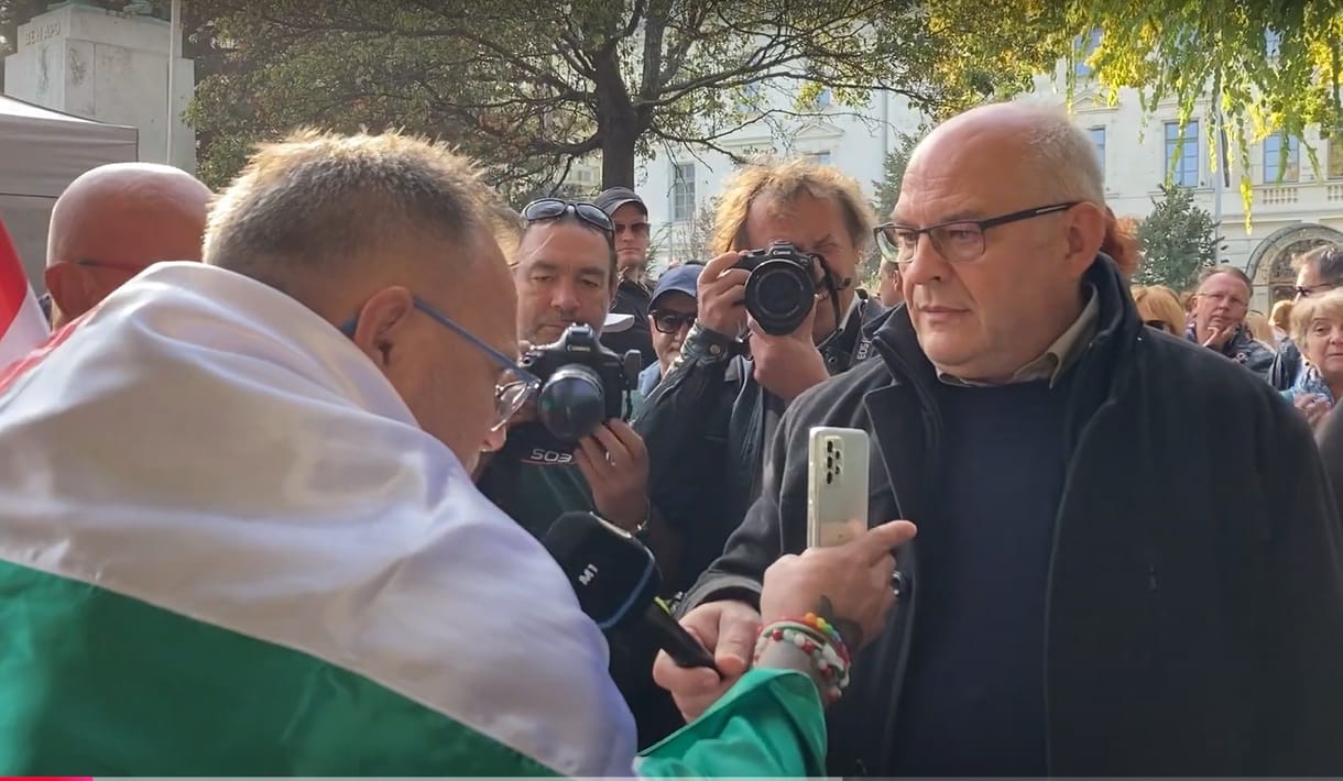 Videó: Üvöltve hazaárulózta egy férfi Császár Attila köztévés riportert a Tisza Párt rendezvényén
