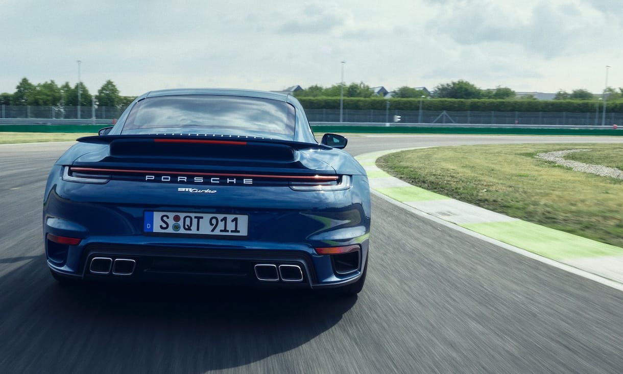 Itt a gyengébb Porsche 911 Turbo, ami még mindig 580 lóerős