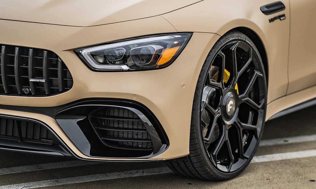 Amikor a kevesebb több: 24 colos kerekek a 4 ajtós Mercedes-AMG GT-n