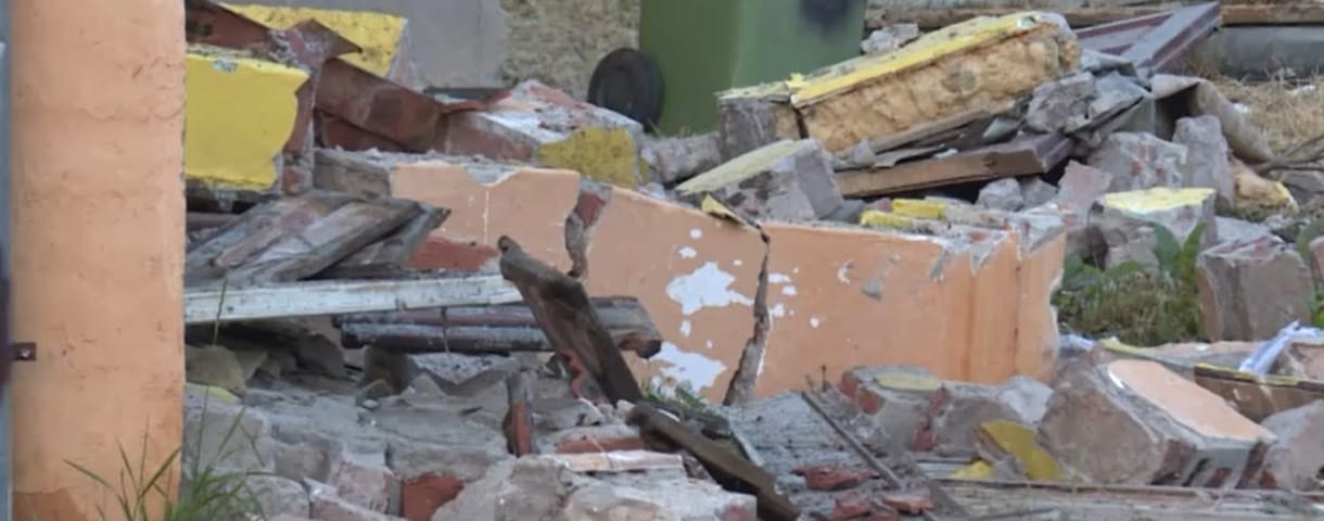 Gázrobbanástól gyulladt ki egy jászladányi ház, a benne lakók életveszélyesen megsérültek