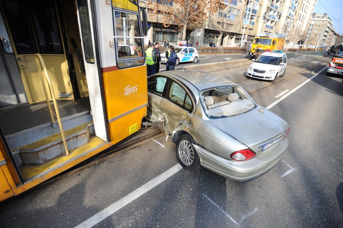 Baleset a Haller utcánál, a 24-es villamos helyett pótlóbuszok járnak – fotó