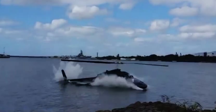 Helikopter zuhant le Pearl Harborban - videó
