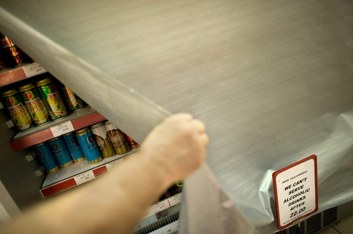 Kérdés nélkül adtak cigit és piát fiataloknak Pest megyei boltokban
