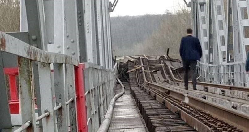 Megrongáltak egy kulcsfontosságú orosz vasúti hidat az ukrán határnál