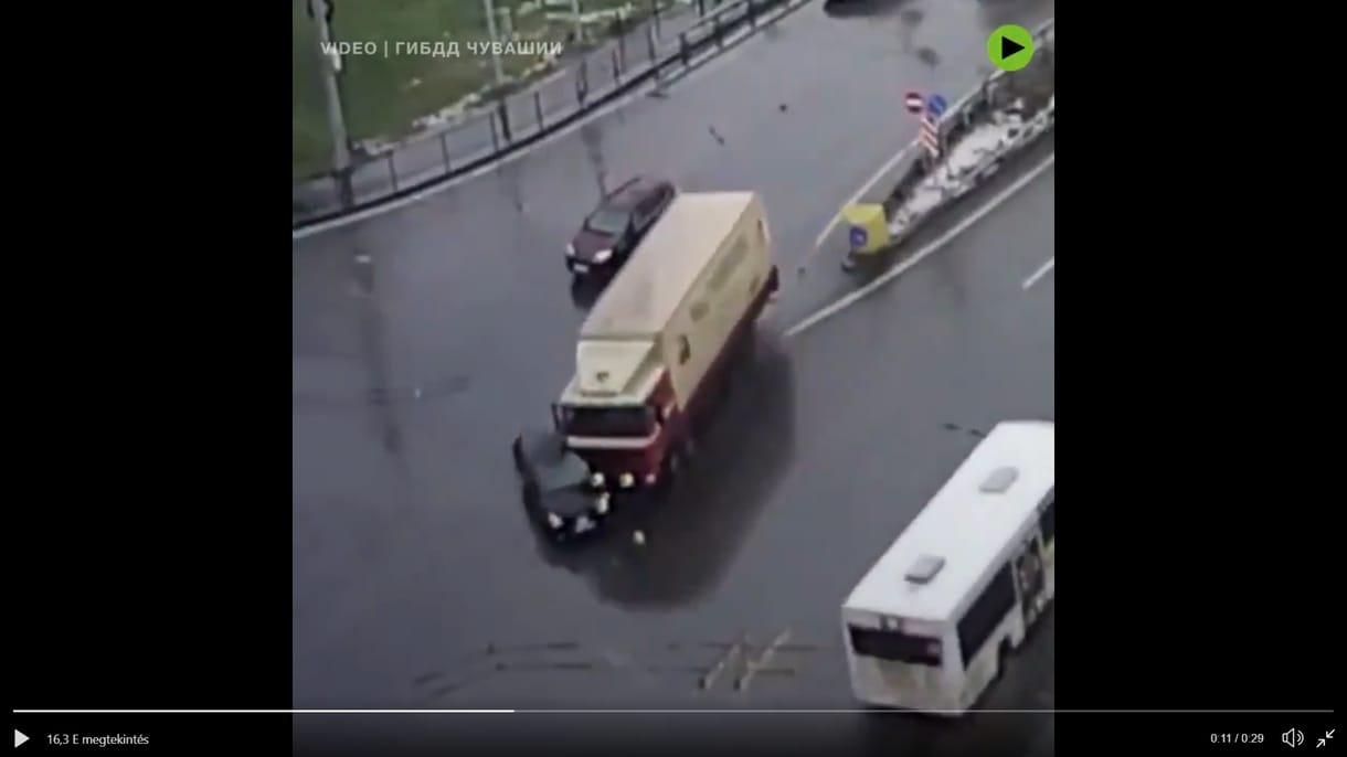 Álló kocsisorba rohant egy fékhibás kamion Oroszországban, száz métert tolt maga előtt egy autót (videó)