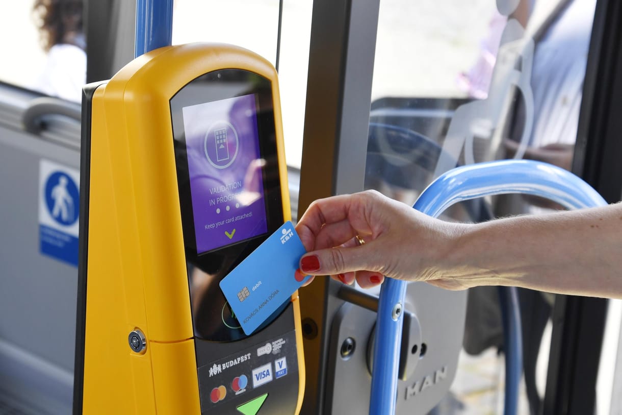 Egymilliónál is többen vettek már jegyet bankkártyával a BKK járatain