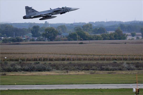 Egy Németországba tartó gép miatt riasztották a magyar Gripeneket