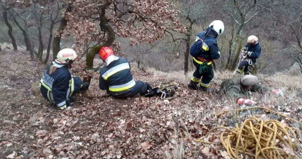 A Gaja-völgyi sziklafalon ragadt egy férfi, a tűzoltók hozták le