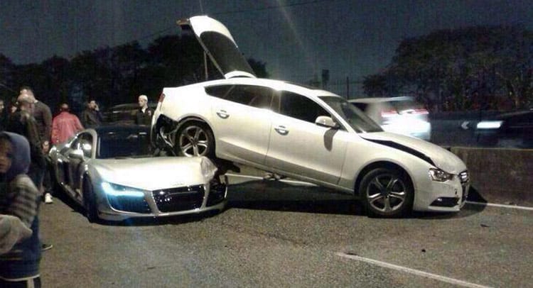 R8-as Audi fúródott egy A5 Sportback alá az autópályán - videó
