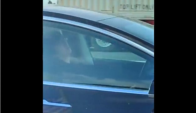 Nem kérdés, hogy ez a Tesla sofőr szunyókál 120-nál – videó