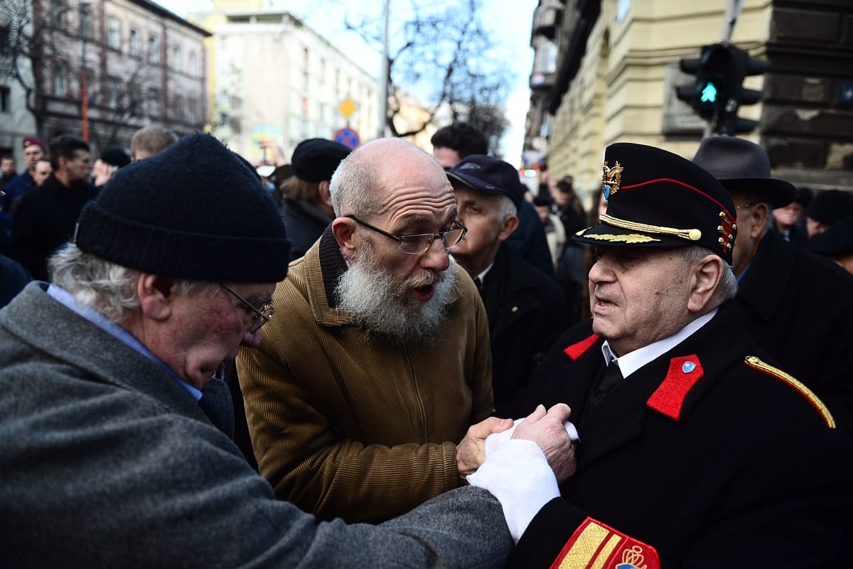 Videó: Így futamodtak meg a kormány szoborállítói