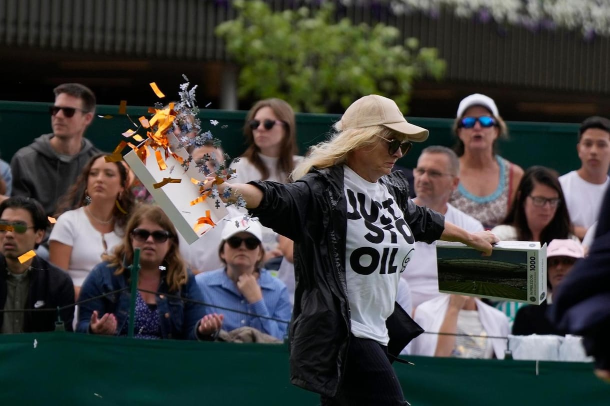 Nyugdíjas klímaaktivisták támadtak környezetbarát konfettivel Wimbledonban – videó