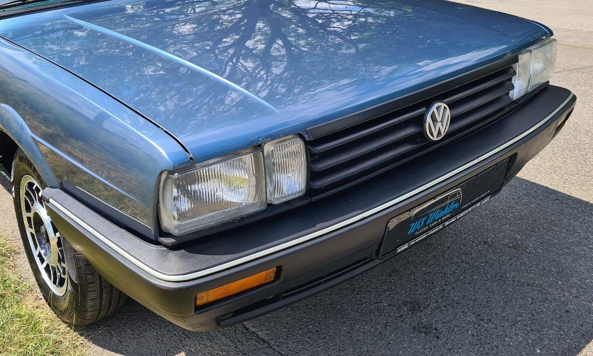 Bólogató kutya és Wunderbaum is jár a gyönyörű 40 éves 5 hengeres VW Passat mellé