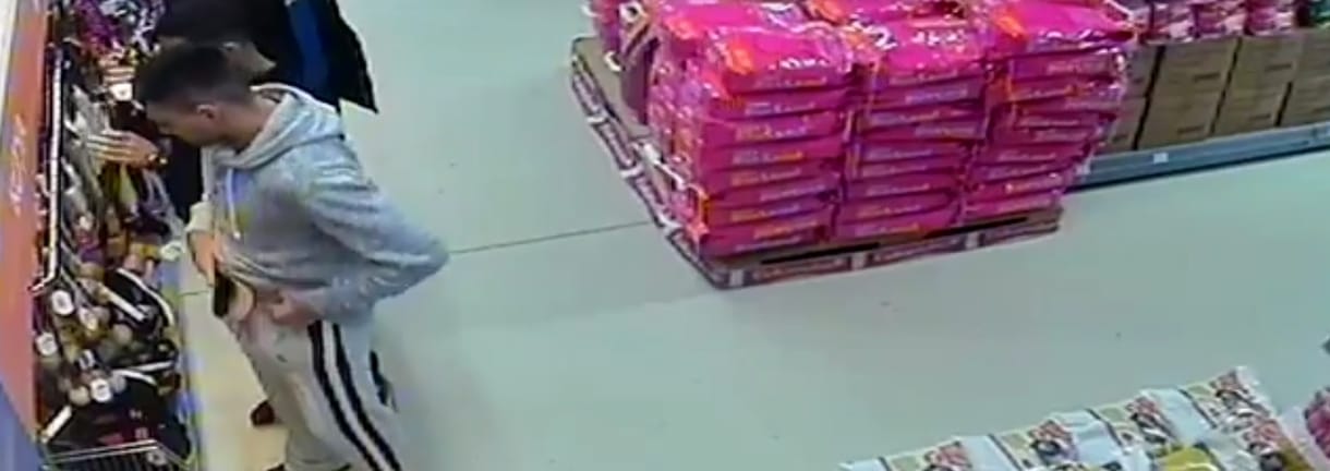 Videó: A gatyájukba dugva lopták el a nyakörveket a kisállatboltból