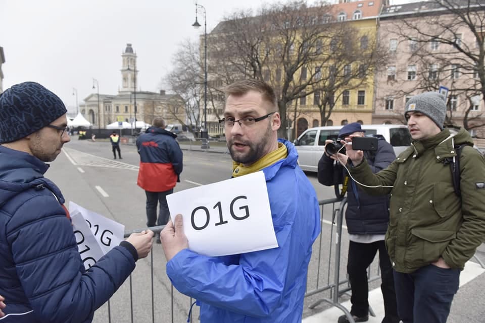 Videó: Biztonsági őr verte le a DK-s aktivista szemüvegét a Várkert Bazárnál