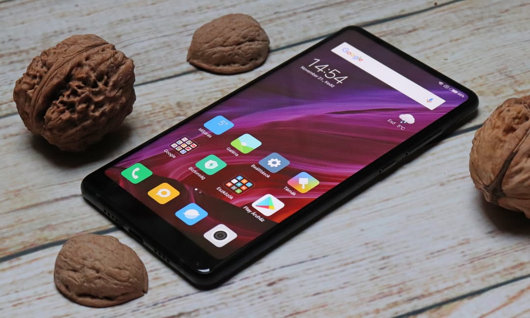 Szépség és szörnyeteg: teszten az olcsó(bb) telefonjairól híres Xiaomi új mobilja