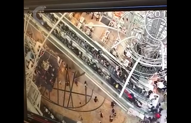 Videó: elszabadult a mozgólépcső, sokan megsérültek egy hongkongi plázában