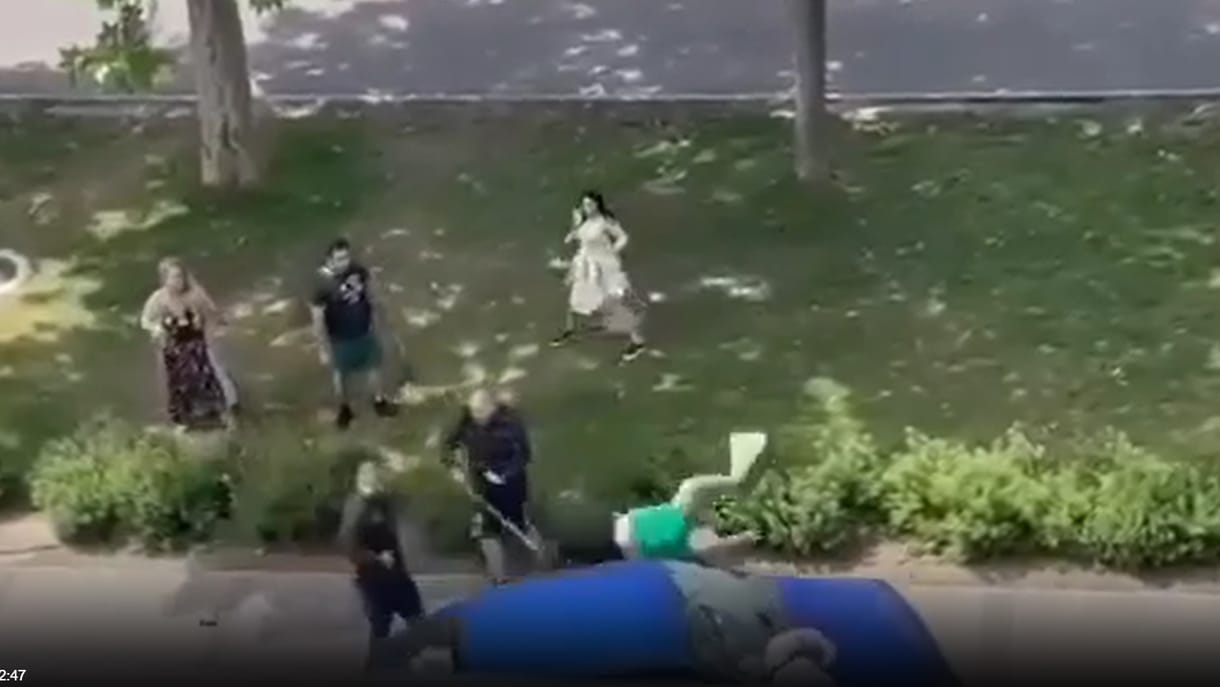 Videón, ahogy szándékosan elgázolnak két embert Pécsen