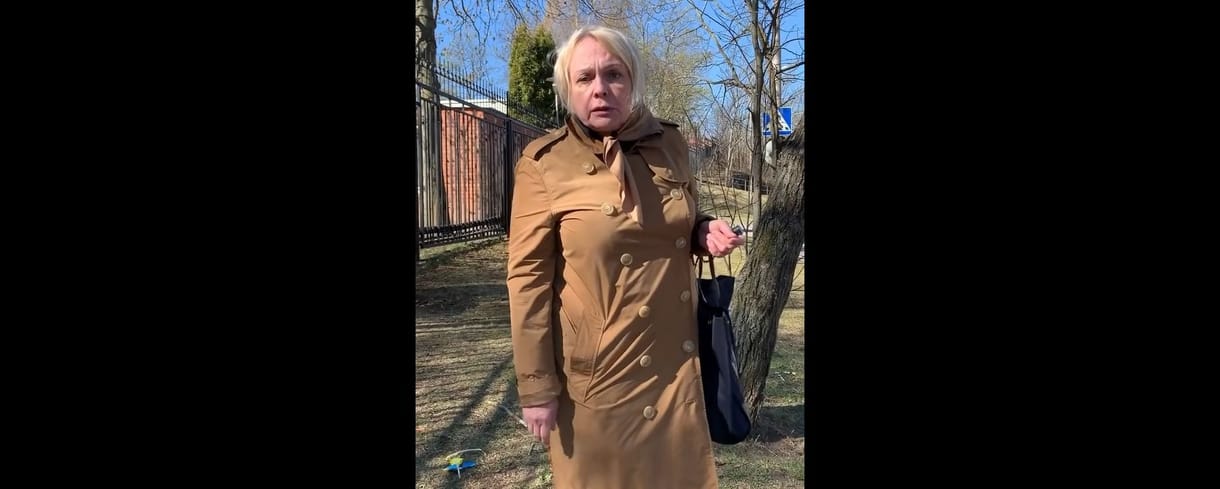 Lábbal tiporta az ukrán zászlót a Svédországban élő orosz tanárnő