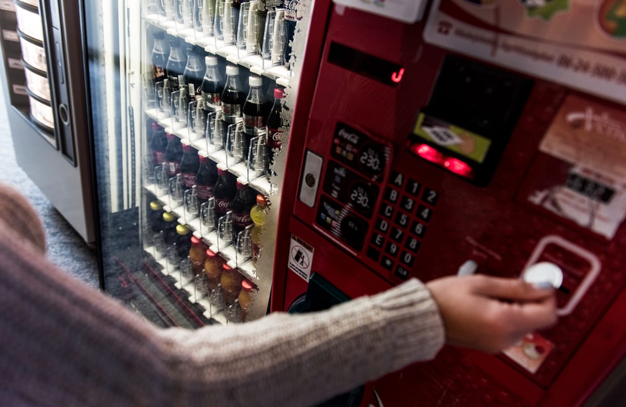 Rendőrt hívott, mert elnyelte a pénzét az automata, kiderült, hogy körözik