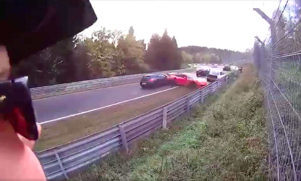 Ijesztő videó: 14 autó durrant egymásba a Nürburgringen