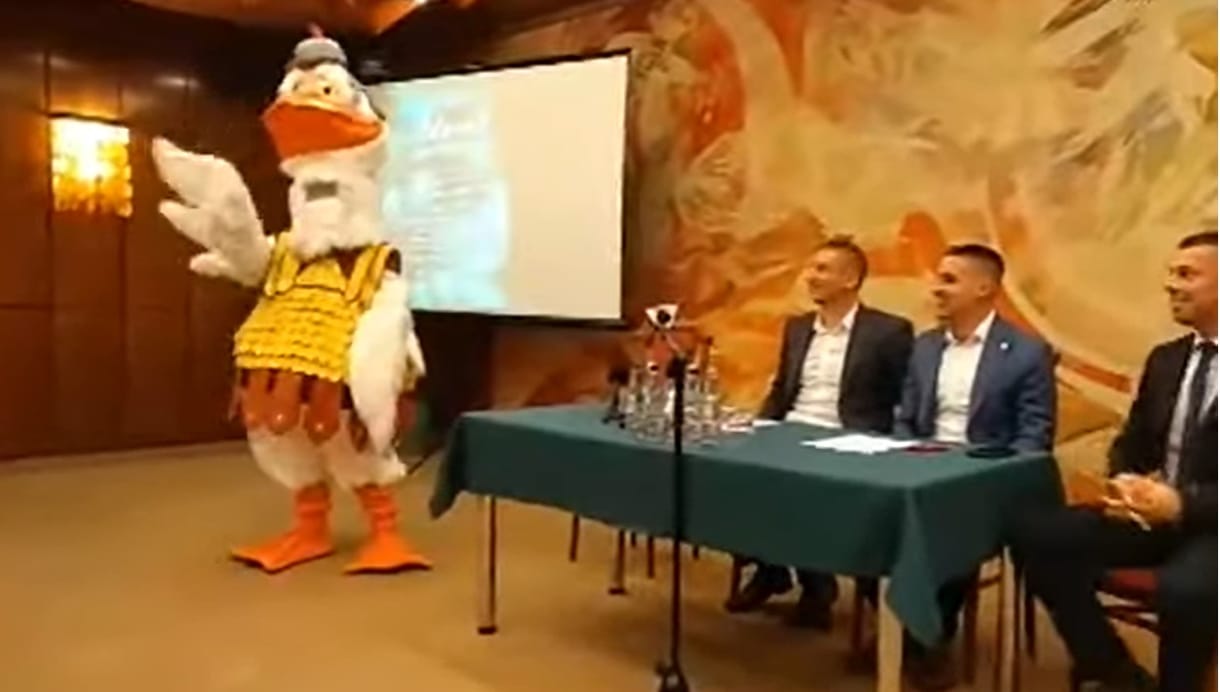 Táncoló római légiós lúd lett Szombathely kabalája - videó