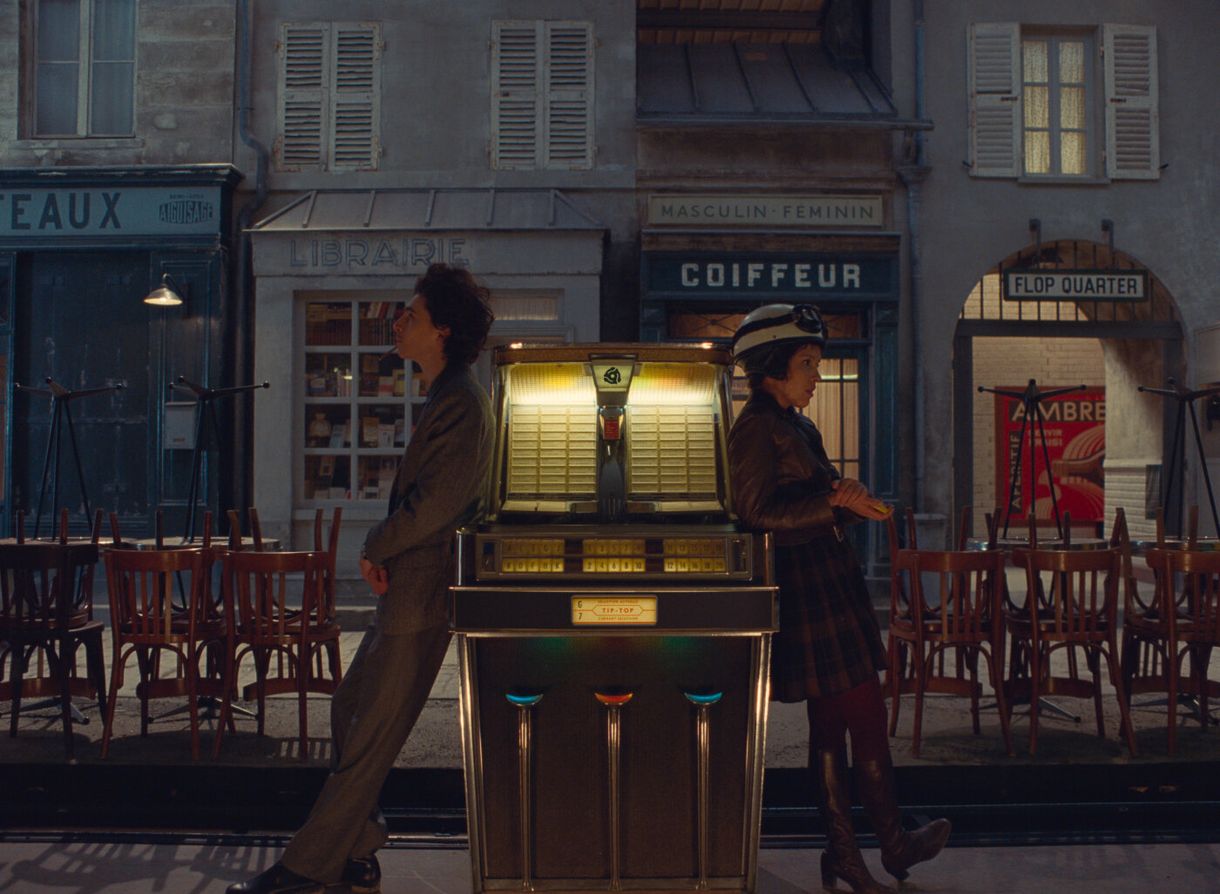 Wes Anderson bizarr ódát írt a sajtóhoz, és ehhez valóságos színészválogatottat vetett be