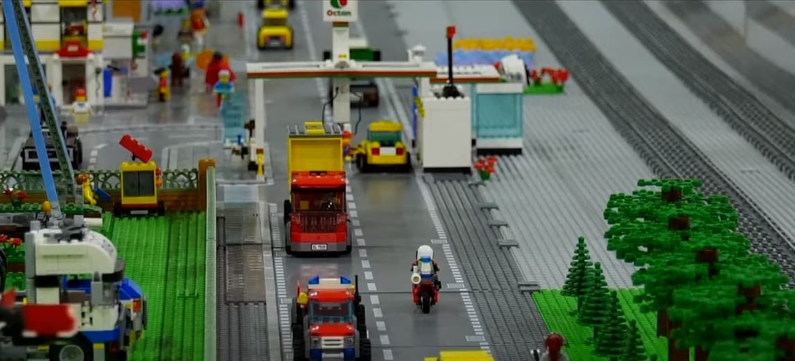 Pláza, kávézó és parkok is vannak az orosz legóvárosban – videó
