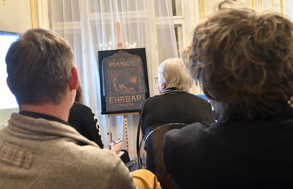 Fotók: Klimt-domborművet találhattak egy nagykörúti lakásban