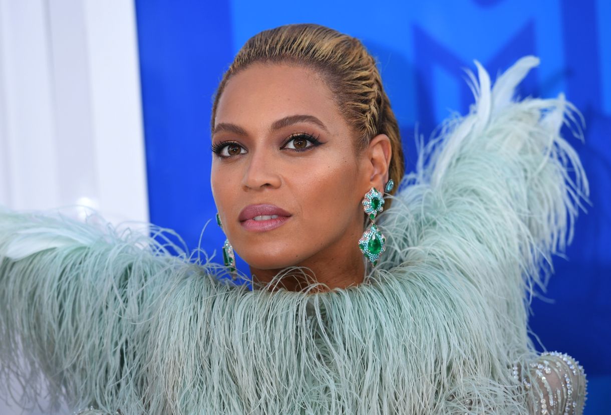 Beyoncé simán arrébb lökött egy nőt, aki túl lelkesen magyarázott Jay-Z-nek – videó