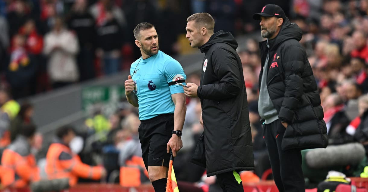 Nem kapott büntetést a Liverpool védőjét lekönyökölő partjelző