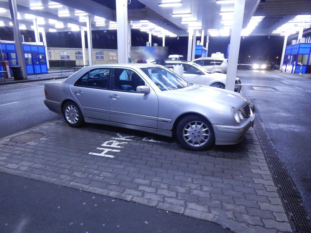 Ukrajnába mentek volna a Mercedesszel, de a rendőröknek feltűnt egy apróság
