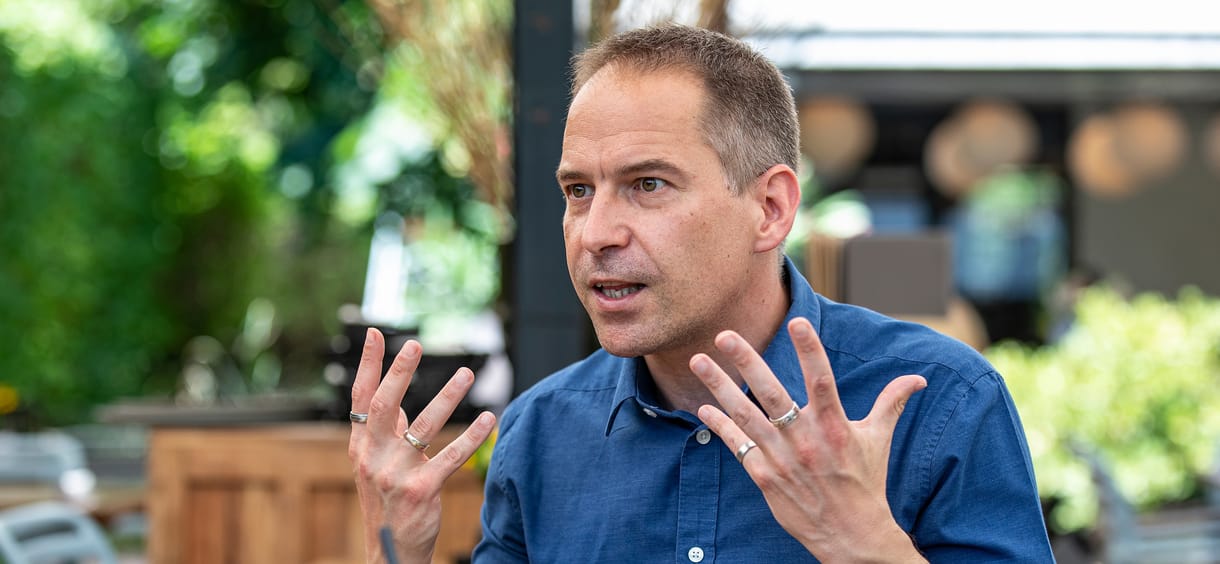 Orbán is a saját összeesküvés-elméleteinek áldozatává vált, de miért emleget harmadik világháborút? – interjú Krekó Péterrel 