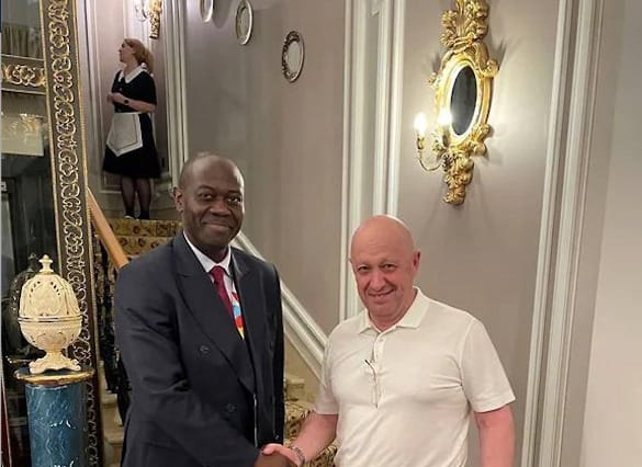 Úgy tűnik lefotózták Prigozsint, amint az orosz-afrikai csúcs egyik résztvevőjével fog kezet Szentpéterváron