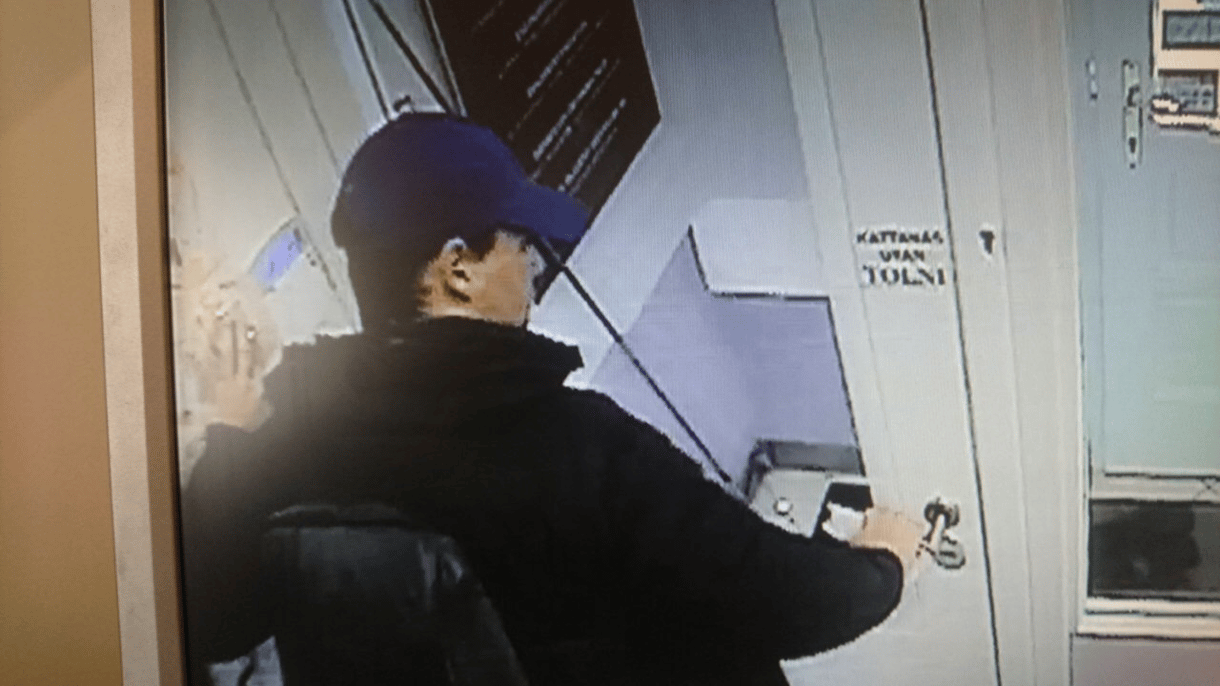 Ez a fiatal férfi rabolta ki a Retek utcai ékszerboltot, keresik – fotó