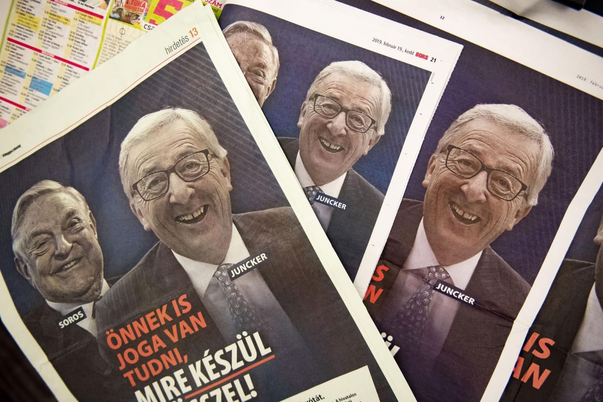 Merkel Juncker mellé állt, miután a magyar kormány plakátokon támadja