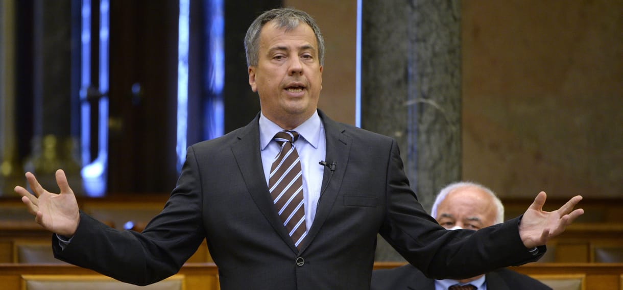 Oláh Lajos szerint őt lejárató szórólapot rendelt a fideszes jelölt, aki ezért feljelenti rágalmazásért