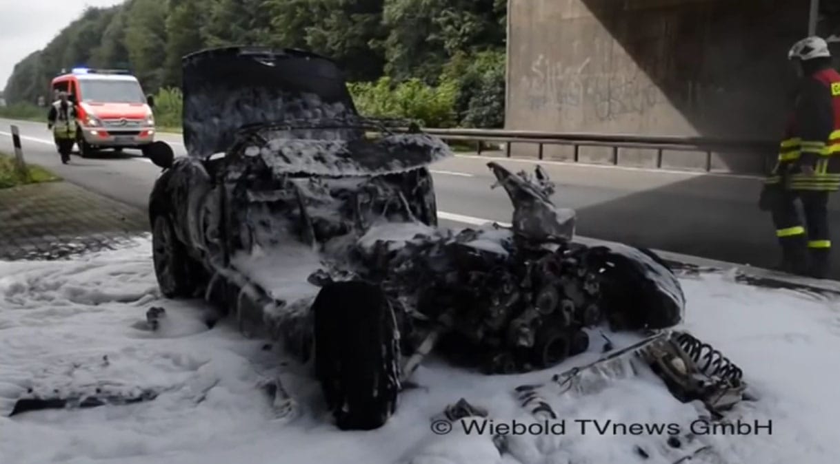 Ismét kiégett egy Jaguar F-Type – videó