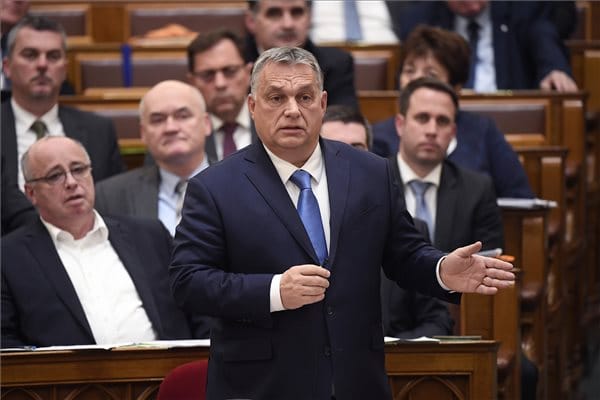Nagyot bakiztak a fizetésekkel Orbánék, Áder a kezükre játszhatott