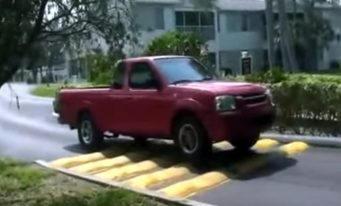 Találkozott már ostoba fekvőrendőrrel? Ilyennel szinte biztos, hogy nem – videó