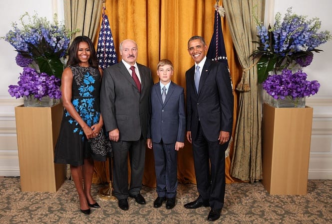 Lukasenko megismételte Orbán Obama-fotóját, és neki sem sikerült megugrania a lécet