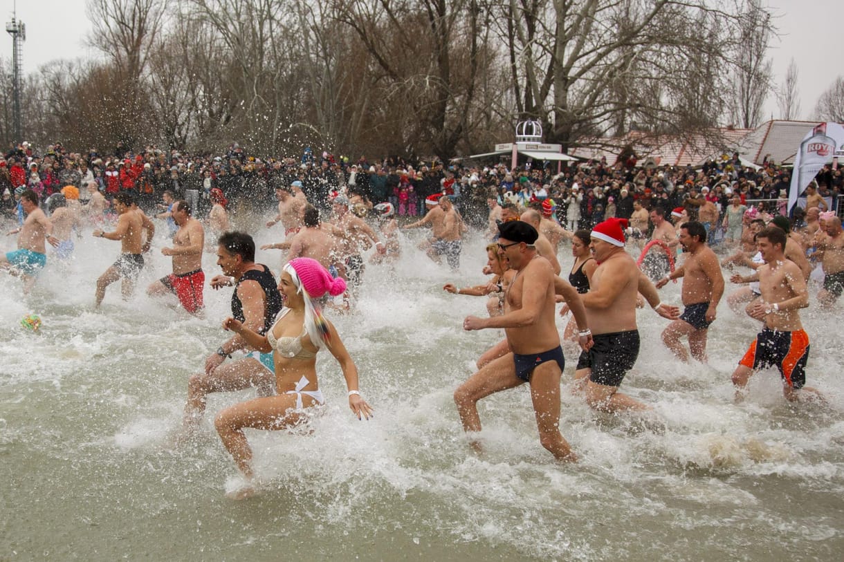 A legbátrabbak ma fürdőruhában ünnepeltek - a Balatonban!