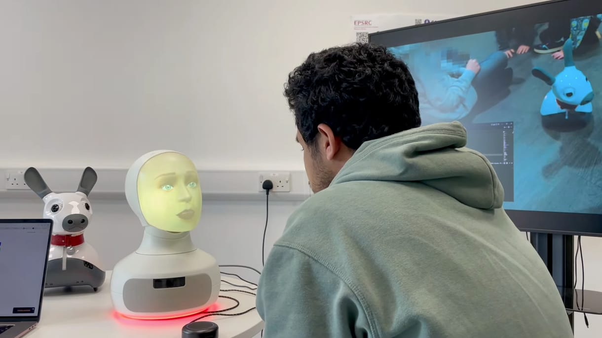 Kissé szokatlan, de nem csak beszél, hanem még arckifejezésekkel is reagál ez az új robot-recepciós – videó